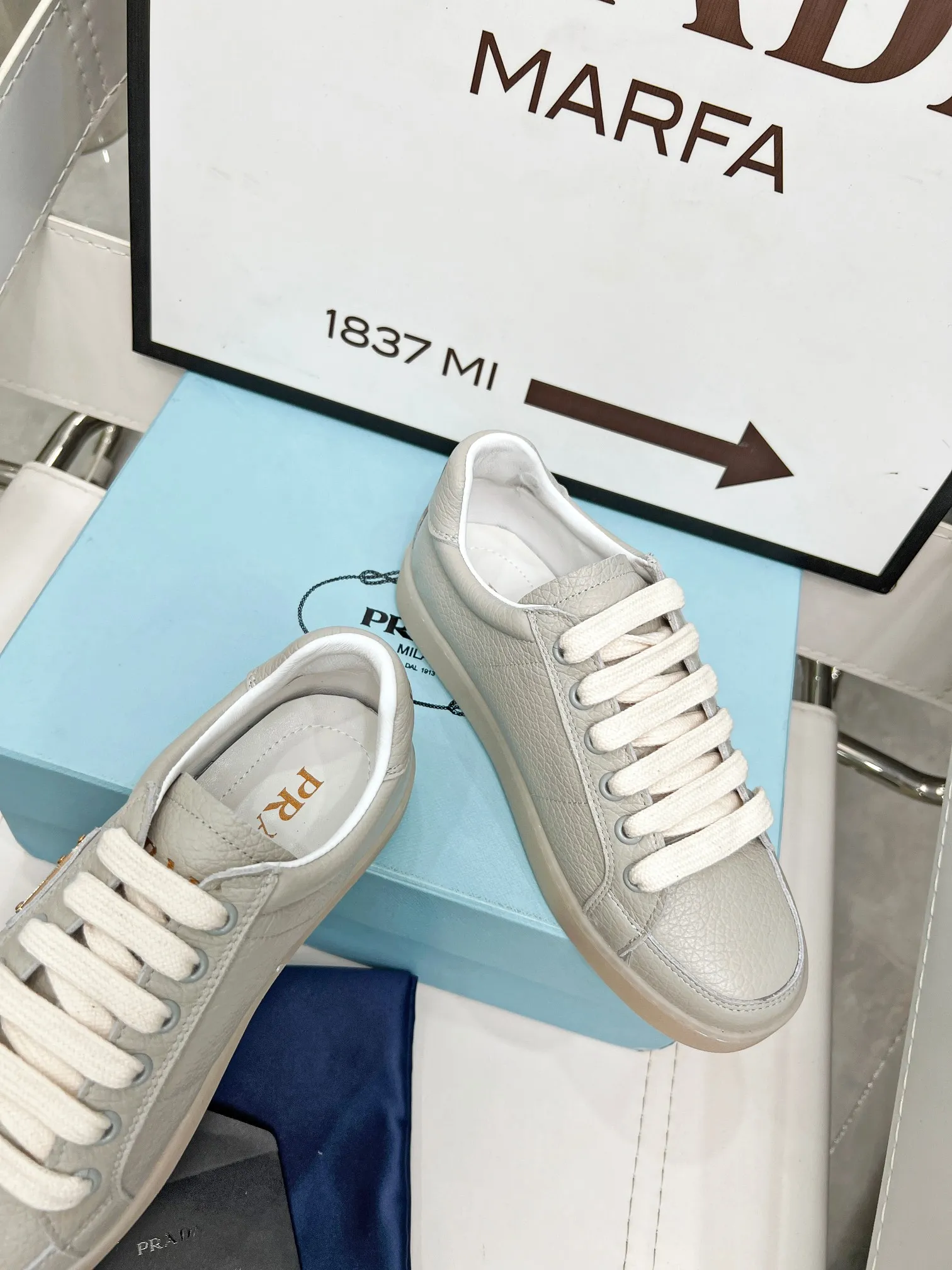 👟👟Ex-factory price 480👟👟 2024 Prada/Prada "couples" metal logo decorated Lane leather sneakers. This sneaker is fashionable and simple, showing the full integration of minimalist style and sports personality. Easy to wear and durable, artistic retro style. Leather material: original imported cowhide. Lining: sheepskin lining. Shoe logo: enamel-coated triangular metal logo. Size: 35-45 (female 41, male 45, custom-made, non-returnable).